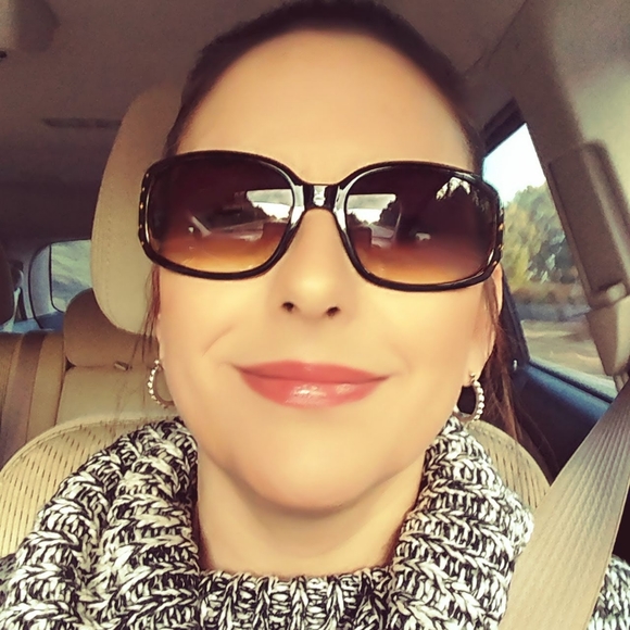 Meet your Posher, Ms. Scarlett - Picture 5 of 7